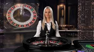 Antarmuka kasino langsung JILI surga5000 di layar seluler, menampilkan meja blackjack dengan dealer
